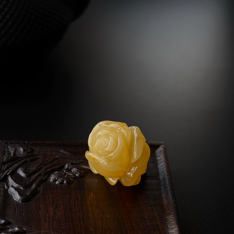 天然鸡油黄蜜蜡玫瑰花吊坠 - 红掌柜
