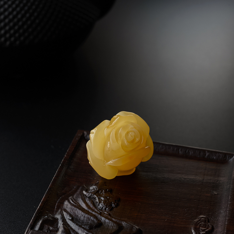 鸡油黄蜜蜡玫瑰花吊坠 - 红掌柜
