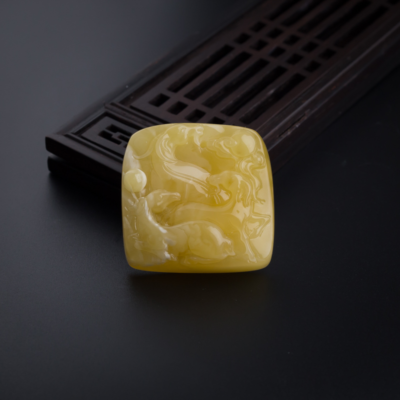 天然满蜜鸡油黄蜜蜡三羊开泰吊坠-红掌柜