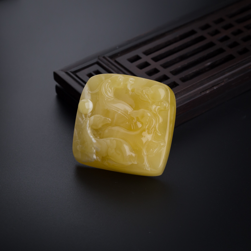 天然鸡油黄蜜蜡三羊开泰吊坠-红掌柜