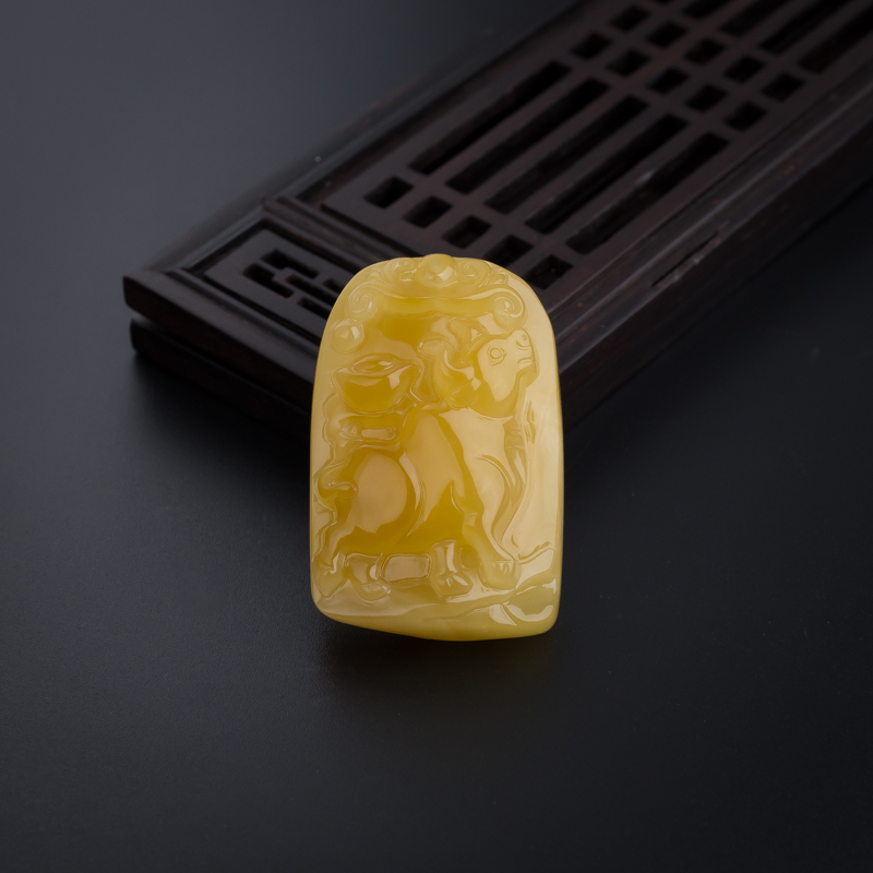 天然满蜜鸡油黄蜜蜡牛吊坠-红掌柜