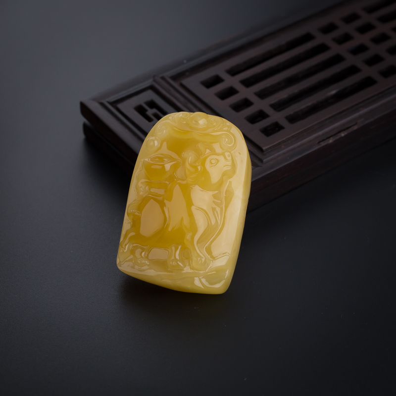 天然鸡油黄蜜蜡牛吊坠-红掌柜