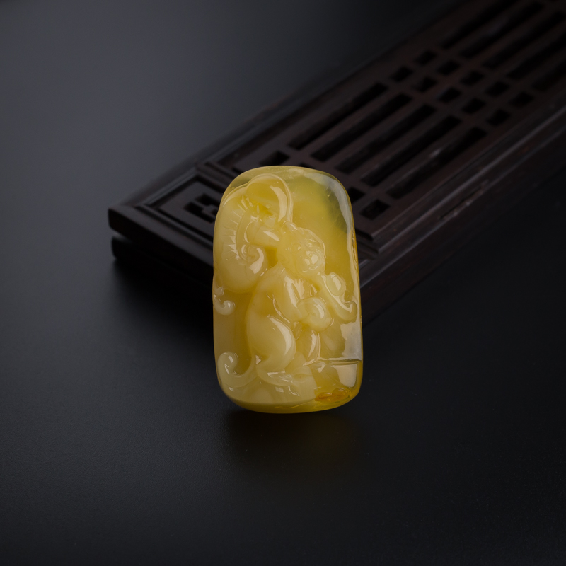 天然满蜜鸡油黄蜜蜡猴子吊坠-红掌柜