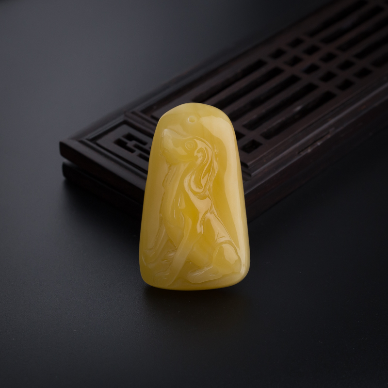 天然满蜜鸡油黄蜜蜡狗吊坠-红掌柜