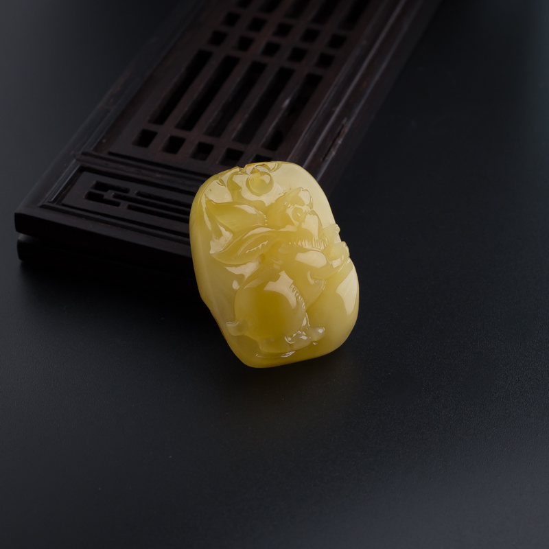 满蜜鸡油黄蜜蜡兔子吊坠-红掌柜