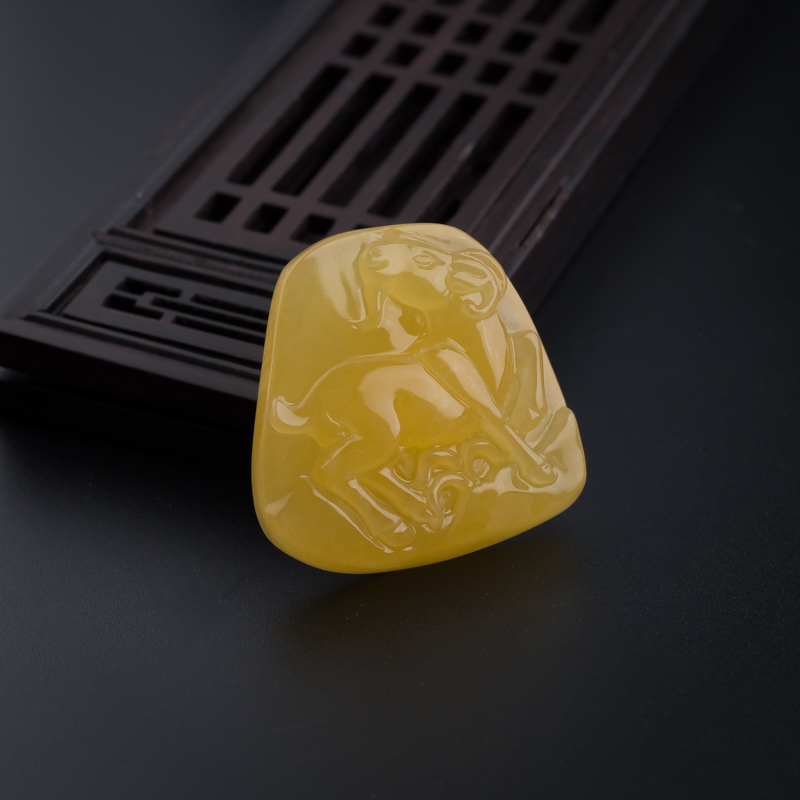 满蜜鸡油黄蜜蜡羊吊坠-红掌柜