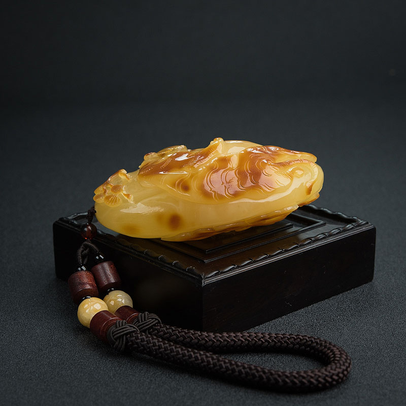 天然带皮褐黄蜜蜡手把件-红掌柜