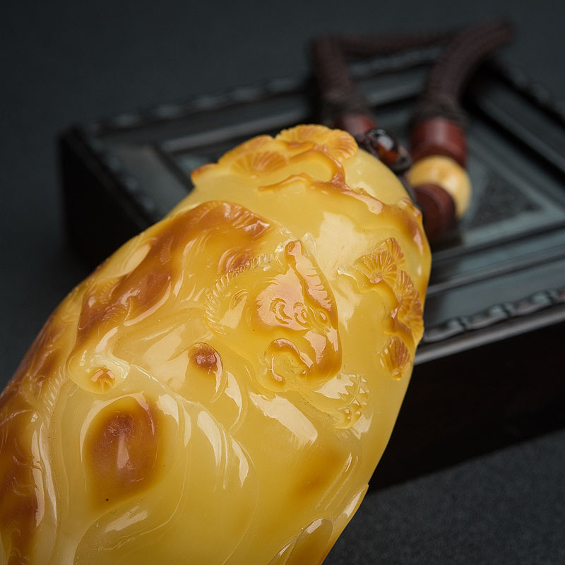 褐黄蜜蜡老虎手把件-红掌柜