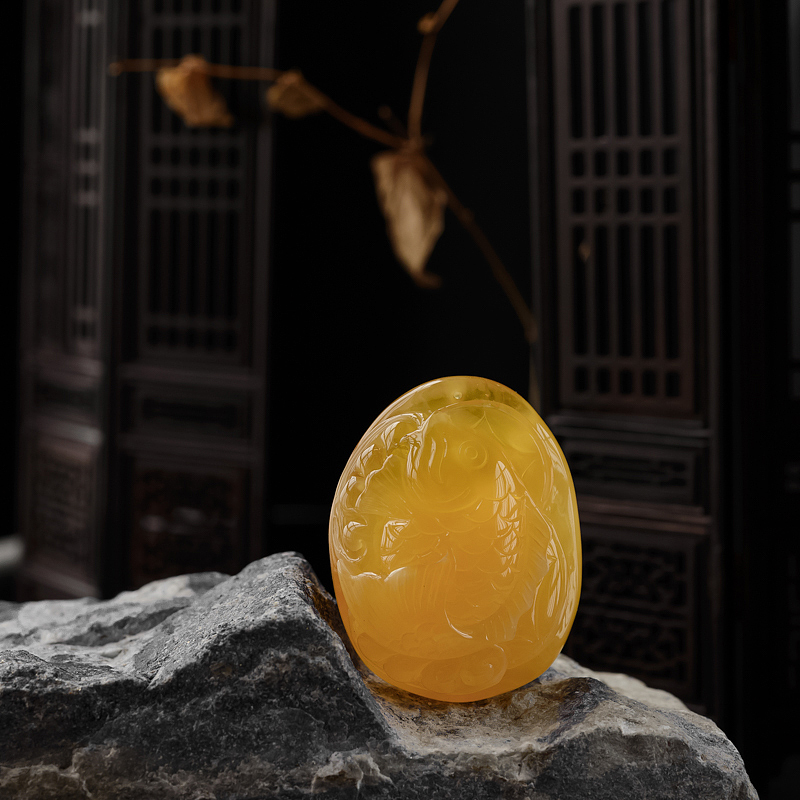 波罗的海天然鸡油黄年年有余蜜蜡吊坠 - 红掌柜