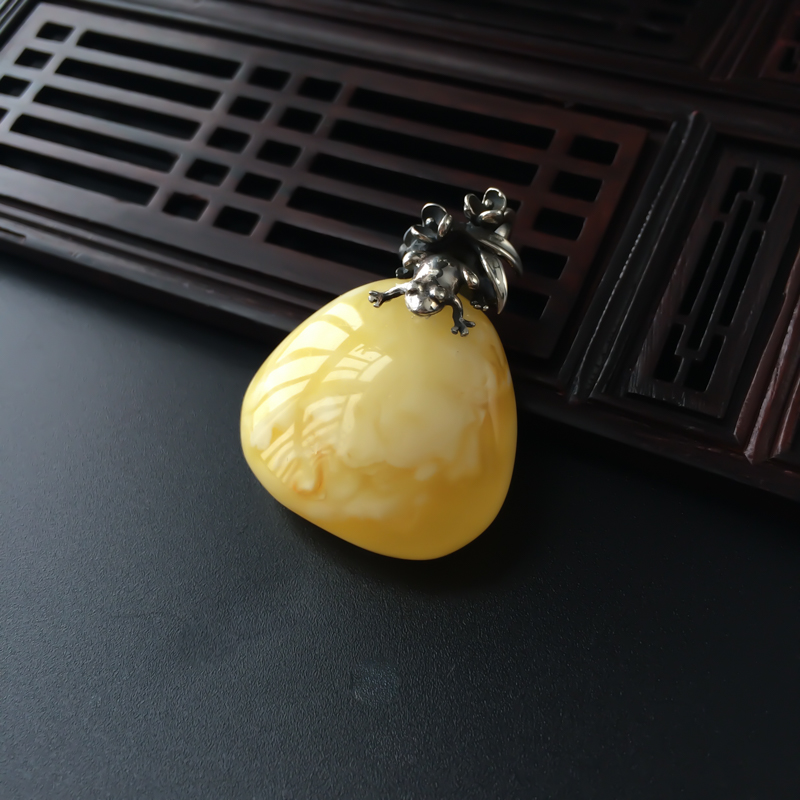 银镶白花蜜随形吊坠 - 红掌柜