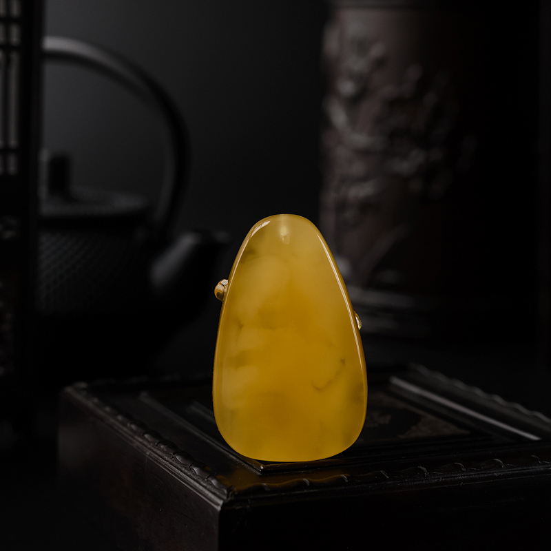 鸡油红财神蜜蜡吊坠 - 红掌柜