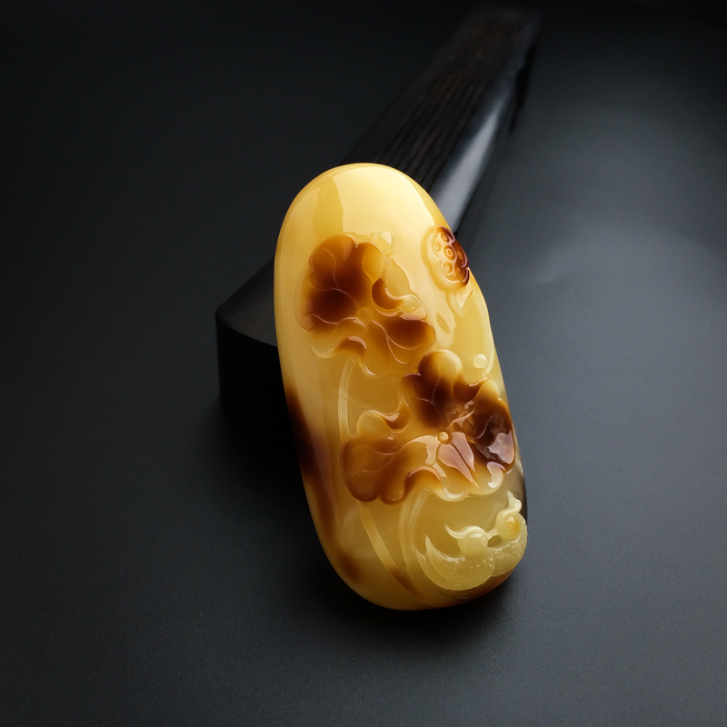 天然鸡油黄蜜蜡荷塘吊坠 - 红掌柜