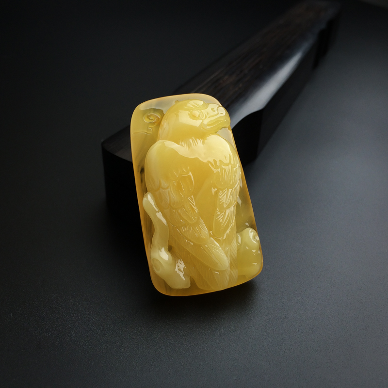 蜜蜡鹰吊坠-红掌柜