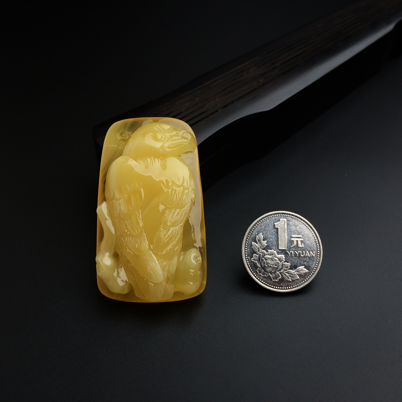 蜜蜡鹰吊坠-红掌柜