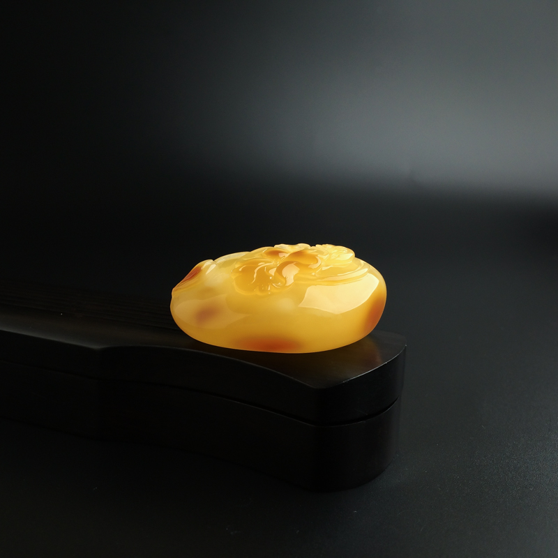 鸡油黄蜜蜡清莲吊坠-红掌柜