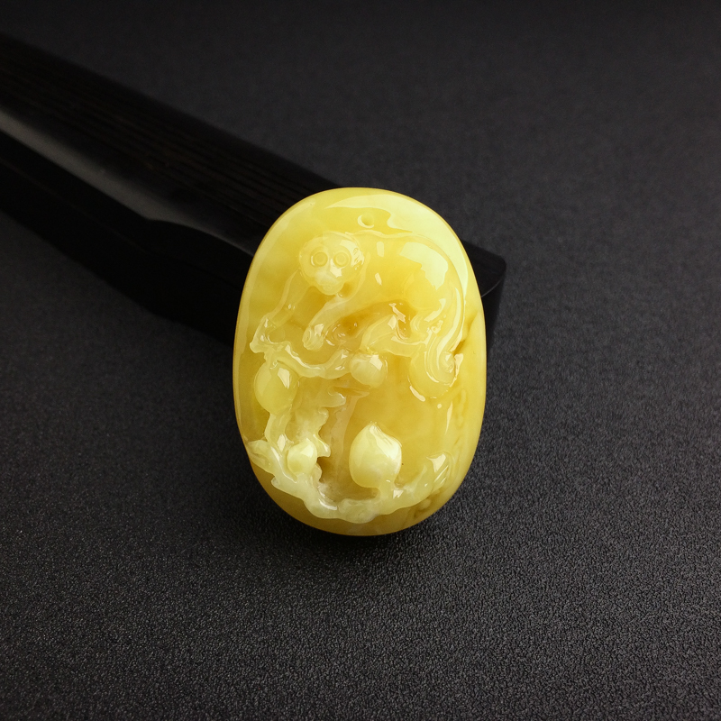 波罗的海天然满蜜黄白蜜猴子摘桃吊坠 - 红掌柜