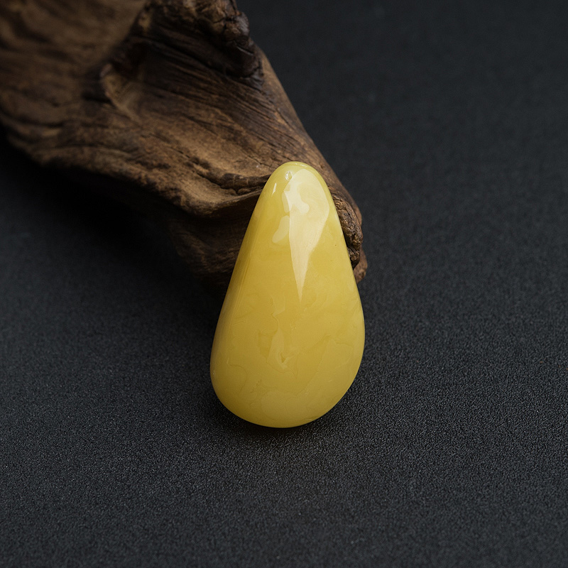 鸡油黄蜜蜡随形吊坠-红掌柜