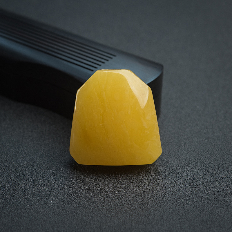 鸡油黄蜜蜡无事牌吊坠-红掌柜