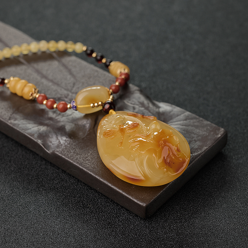 俏色蜜蜡一品清廉吊坠-红掌柜