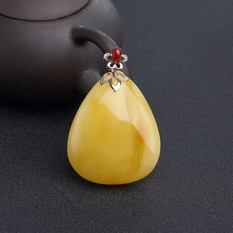 18K金镶钻鸡油黄蜜蜡水滴吊坠-红掌柜