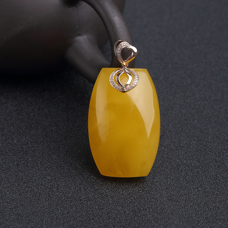 18K金镶钻鸡油黄蜜蜡无事牌吊坠-红掌柜