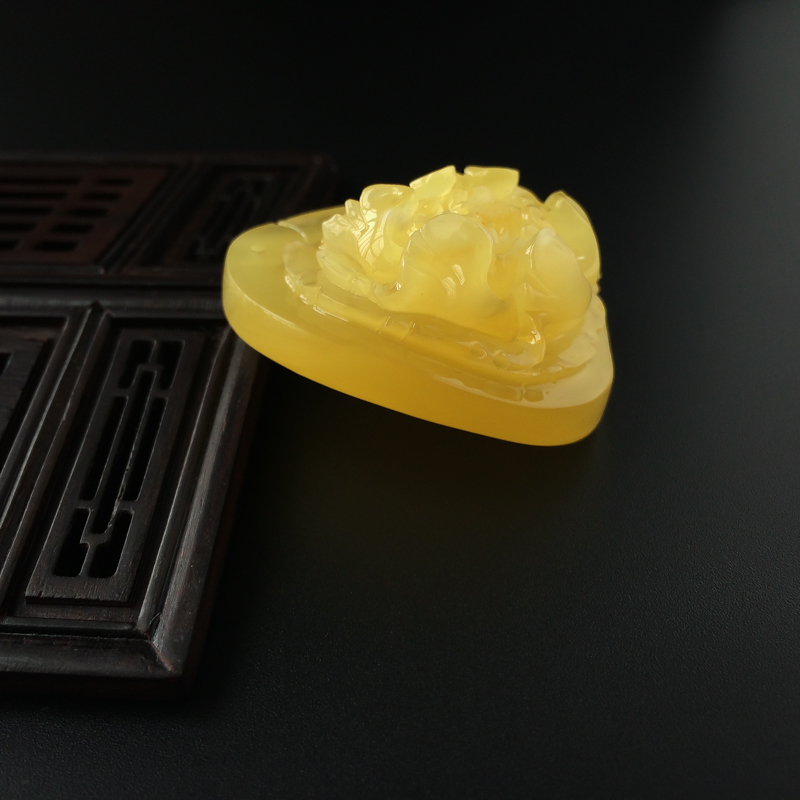 满黄蜜蜡牡丹吊坠-红掌柜