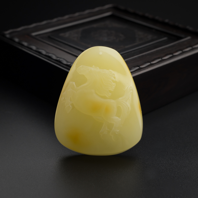 柠檬黄蜜蜡马牌吊坠-红掌柜