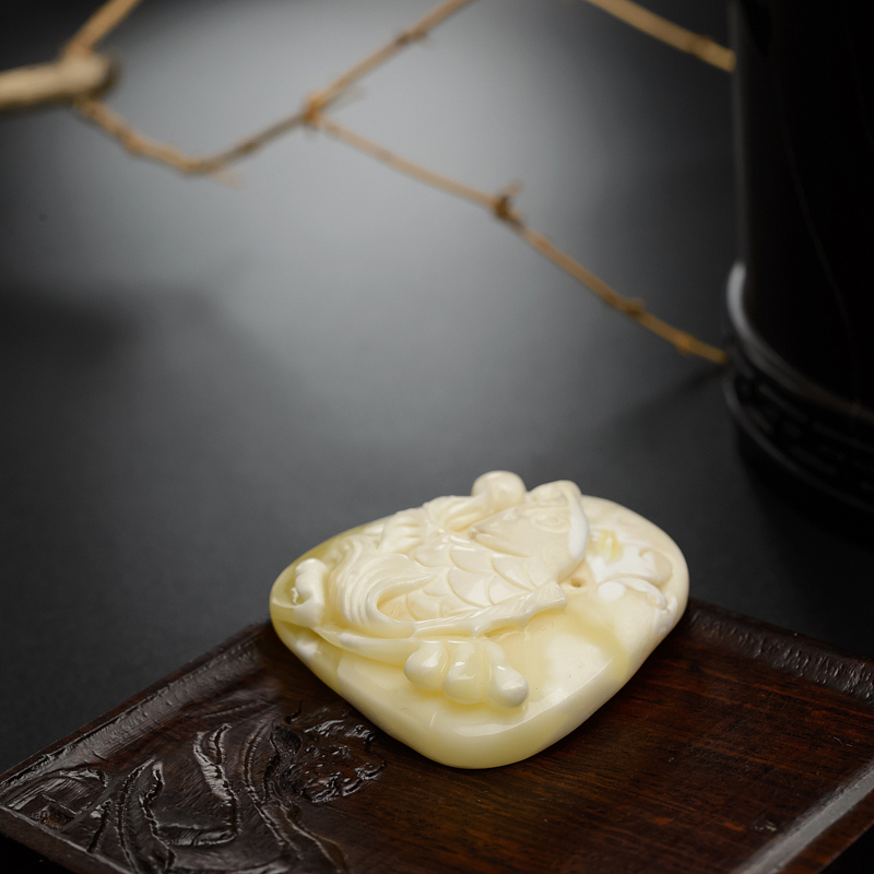 白蜜蜜蜡鱼牌吊坠-红掌柜