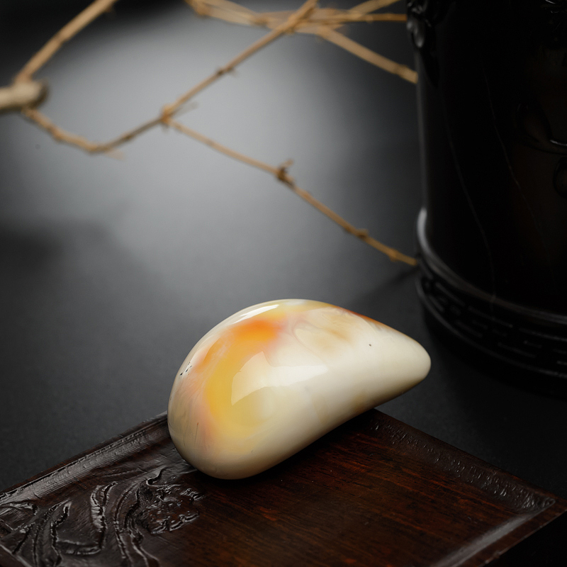 白蜜蜜蜡随形吊坠-红掌柜