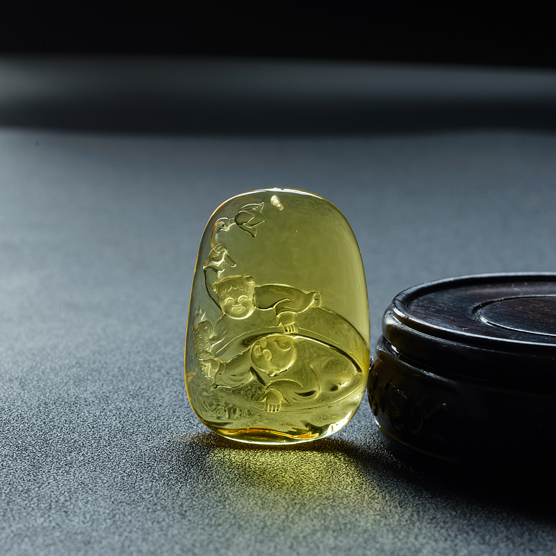 缅甸天然金珀童趣吊坠 - 红掌柜