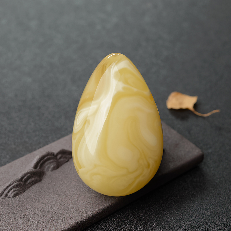 带皮白花蜜蜡随形吊坠-红掌柜