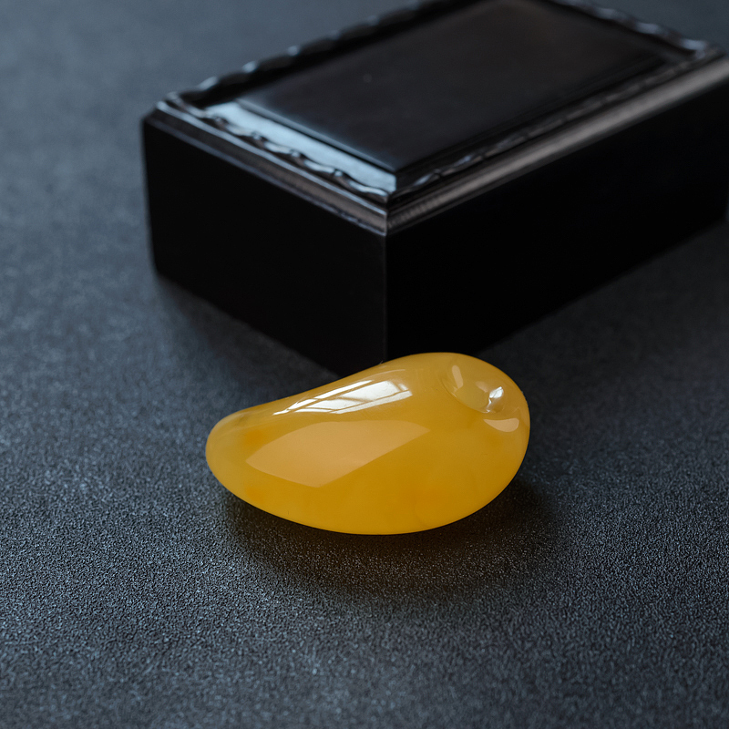 天然金绞蜜鸡油黄蜜蜡勾玉形吊坠 - 红掌柜