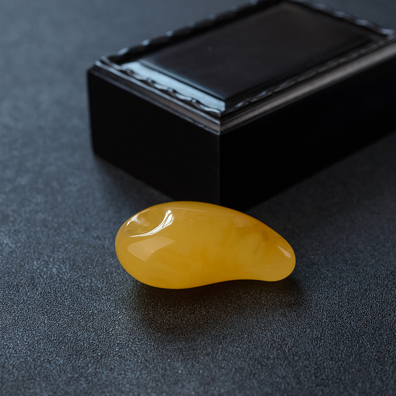 金绞蜜鸡油黄蜜蜡勾玉形吊坠 - 红掌柜