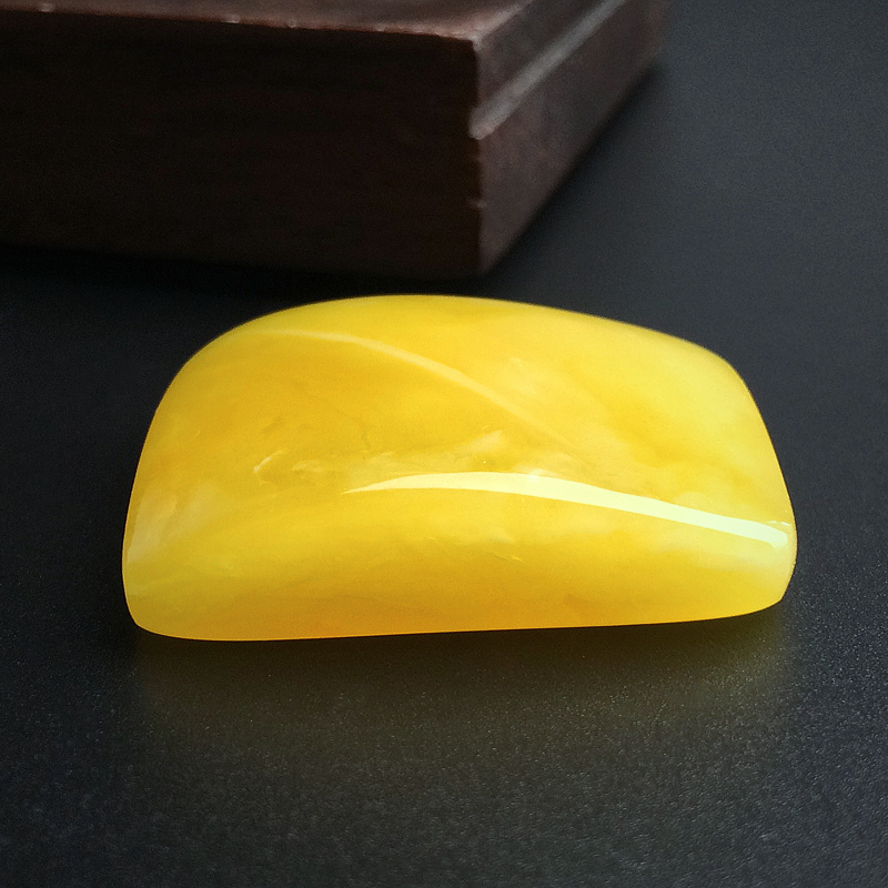 鸡油黄牌形挂坠-红掌柜