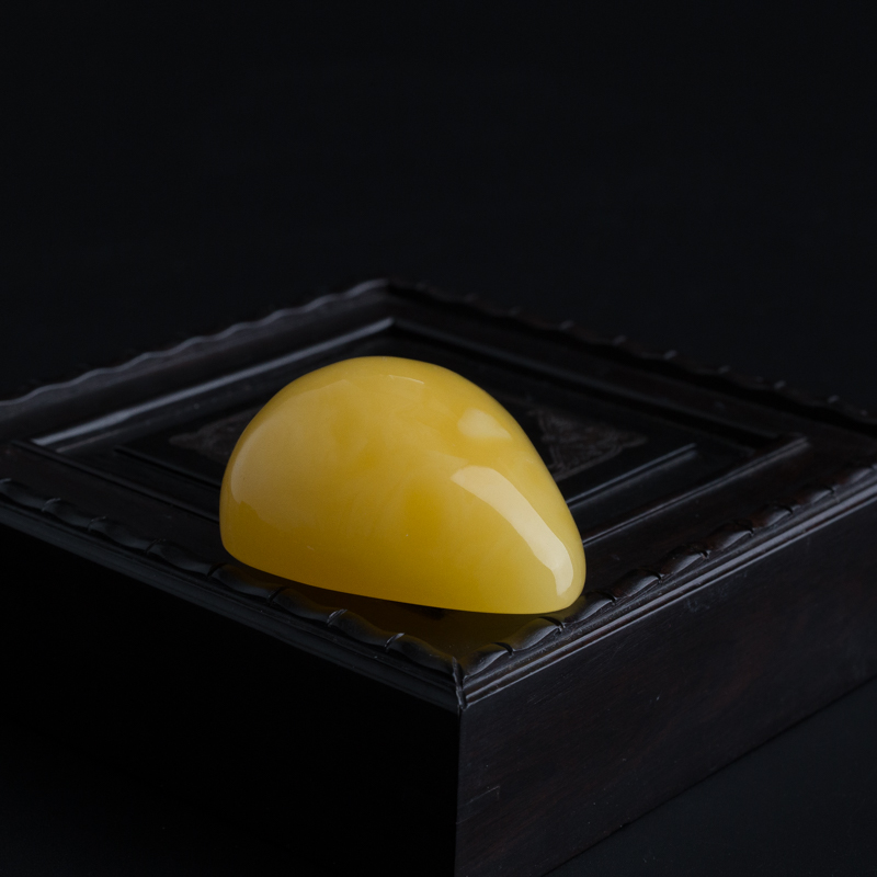 鸡油黄蜜蜡随形吊坠-红掌柜