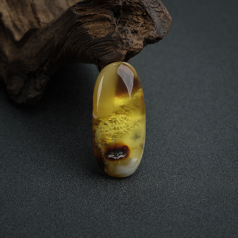 带皮俏色金绞蜜随形吊坠-红掌柜