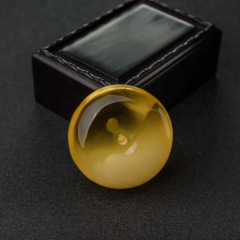 鸡油黄金绞蜜平安扣吊坠-红掌柜