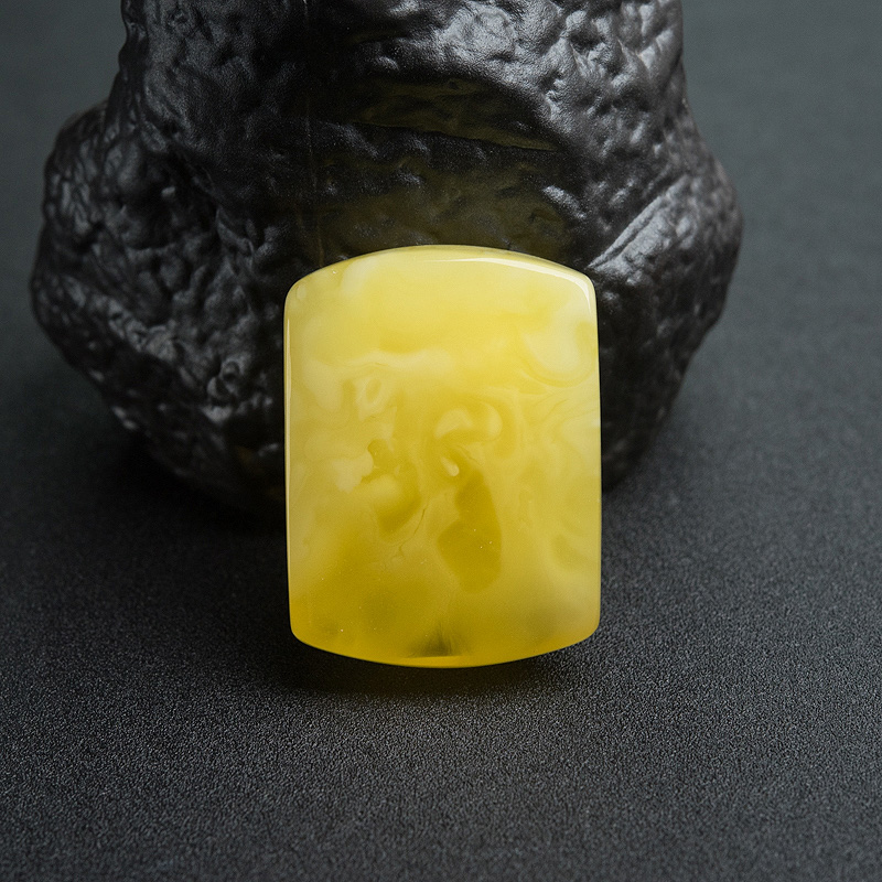 鸡油黄蜜蜡无事牌挂件-红掌柜