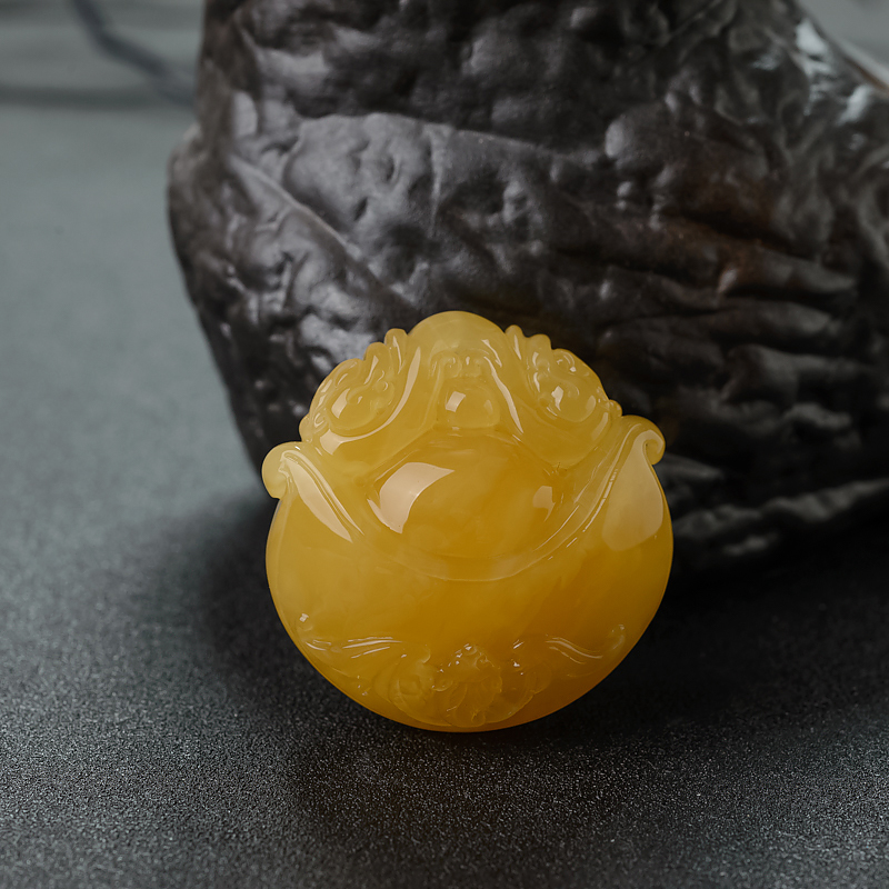 褐黄蜜蜡双龙吊坠