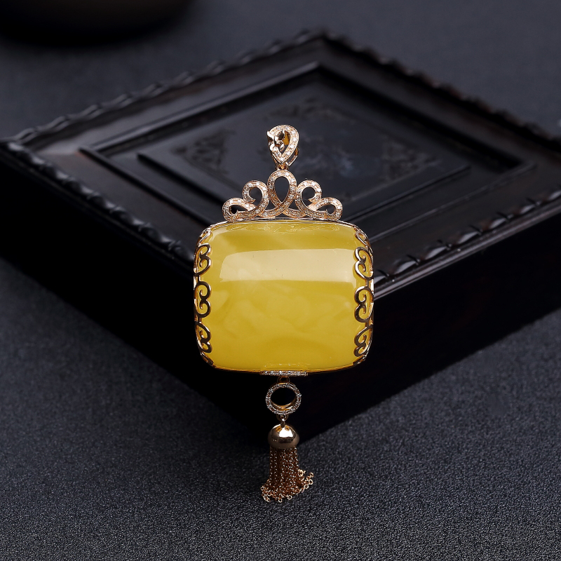 18K金镶钻鸡油黄蜜蜡桶珠吊坠-红掌柜