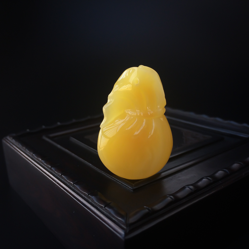 鸡油黄蜜蜡钱袋吊坠 - 红掌柜