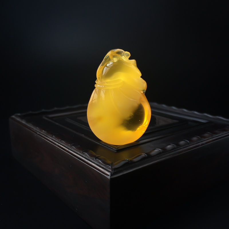 鸡油黄蜜蜡钱袋吊坠 - 红掌柜