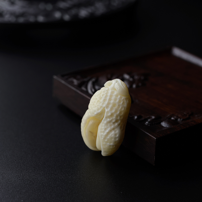 白蜜花生吊坠-红掌柜