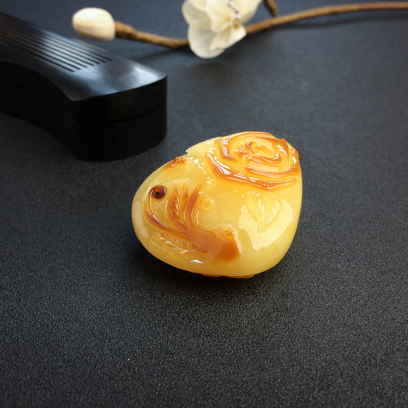 俏色蜜蜡花挂坠-红掌柜