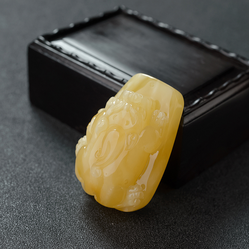 天然浅黄白花蜜蜡貔貅吊坠 - 红掌柜