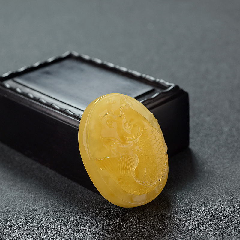 鸡油黄蜜蜡连年有余吊坠 - 红掌柜