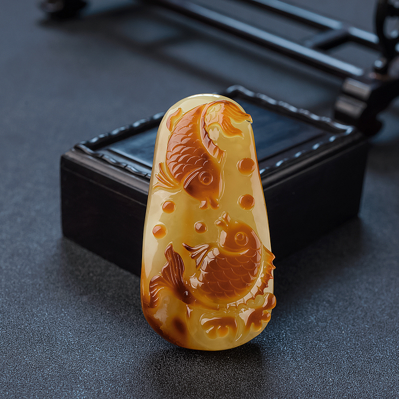 波罗的海天然俏色蜜蜡年年有余吊坠 - 红掌柜