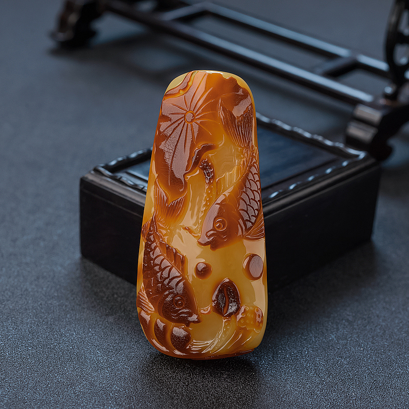 波罗的海天然带皮俏色蜜蜡年年有余吊坠 - 红掌柜