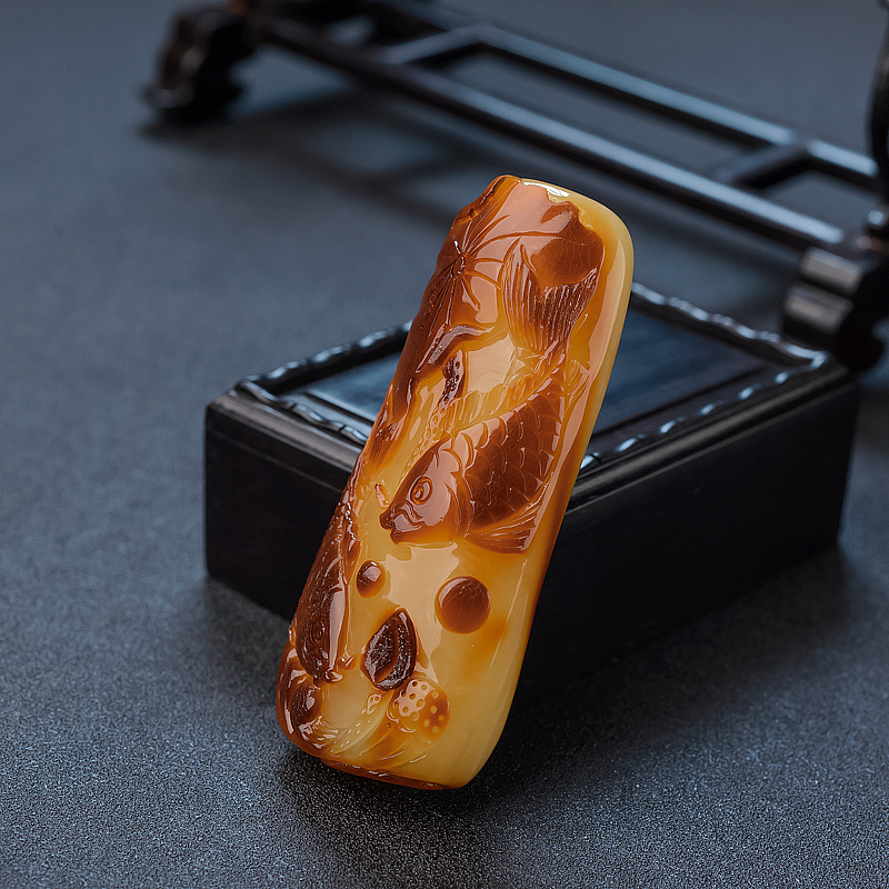 天然带皮俏色蜜蜡年年有余吊坠 - 红掌柜