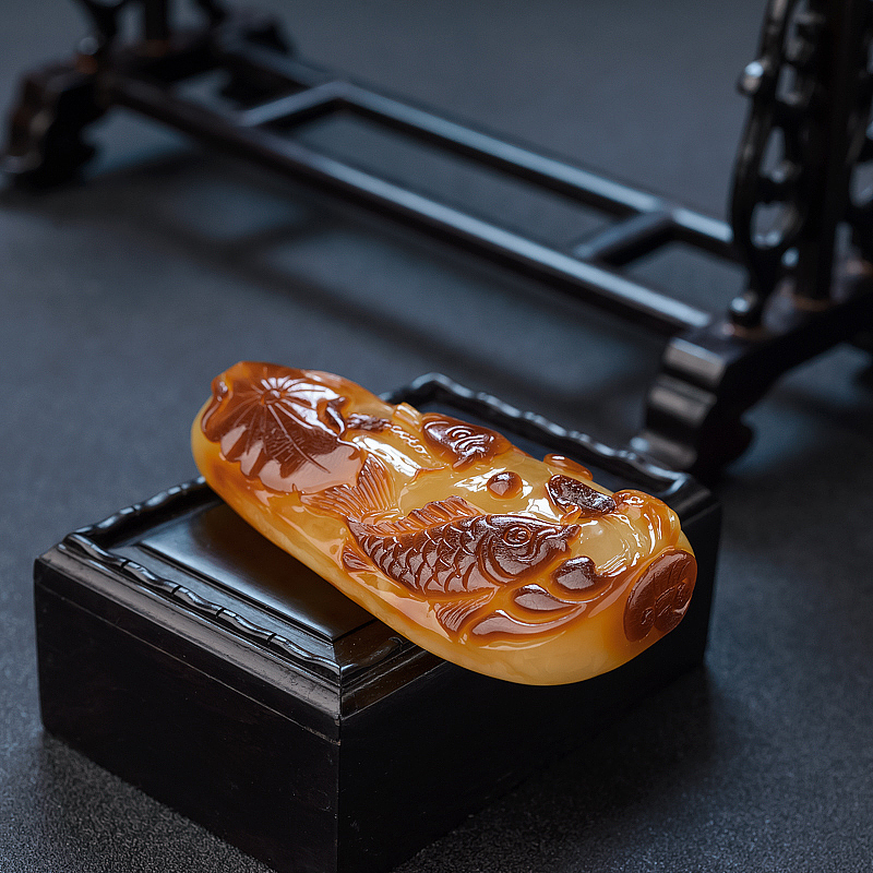 波罗的海带皮俏色蜜蜡年年有余吊坠 - 红掌柜